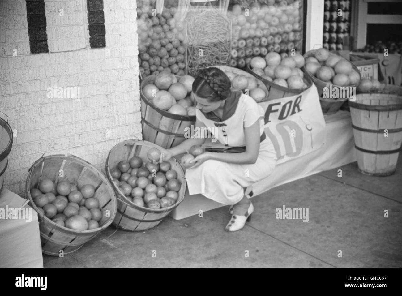 Woman Shopping at Grocery Store, Lakeland, Floride, USA, Marion Post Wolcott pour Farm Security Administration, Mars 1939 Banque D'Images