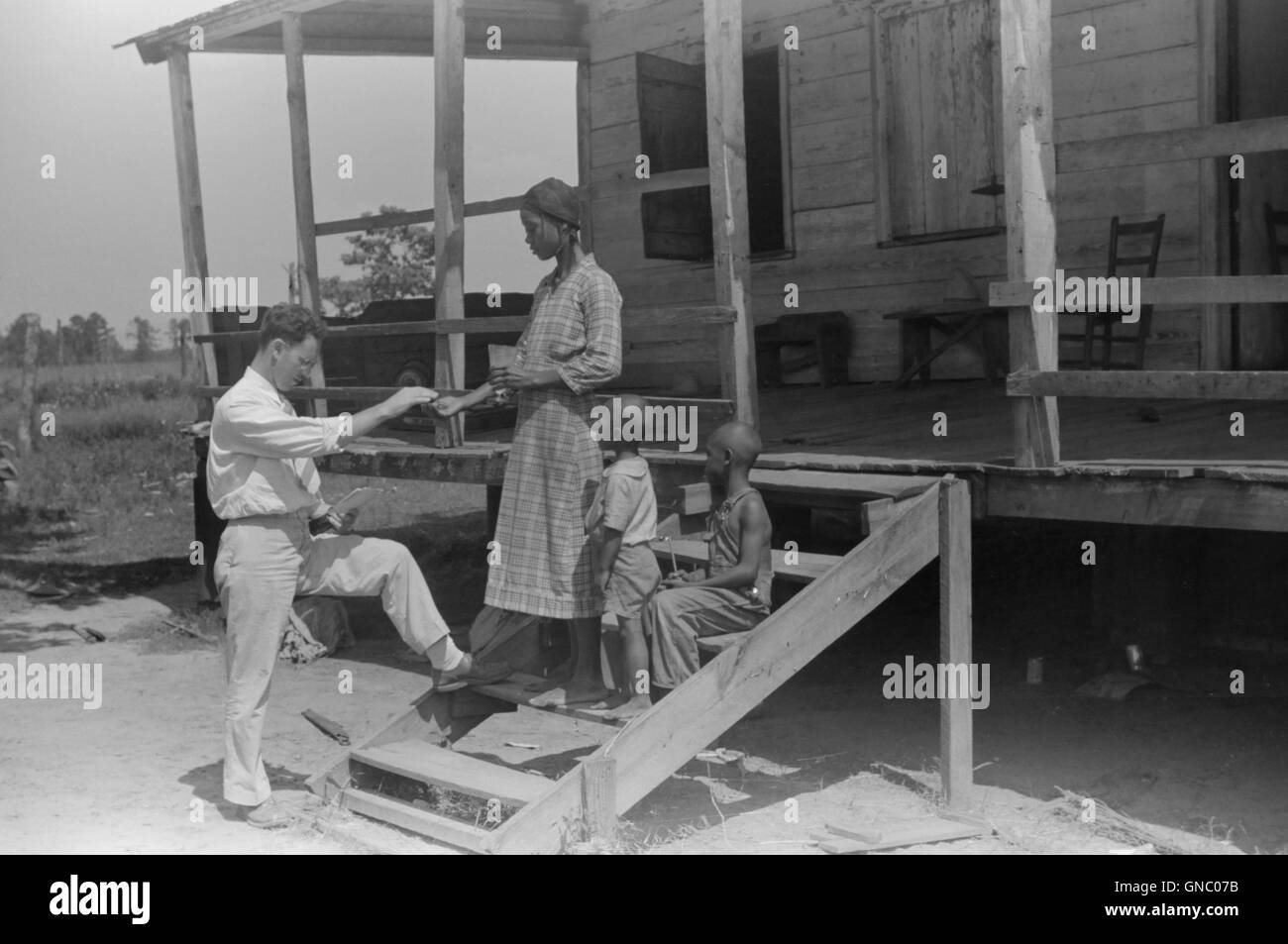 Médecin de santé publique locataire donnant la médecine familiale pour le paludisme, près de Columbia, Caroline du Sud, USA, Marion Post Wolcott pour Farm Security Administration, juin 1939 Banque D'Images