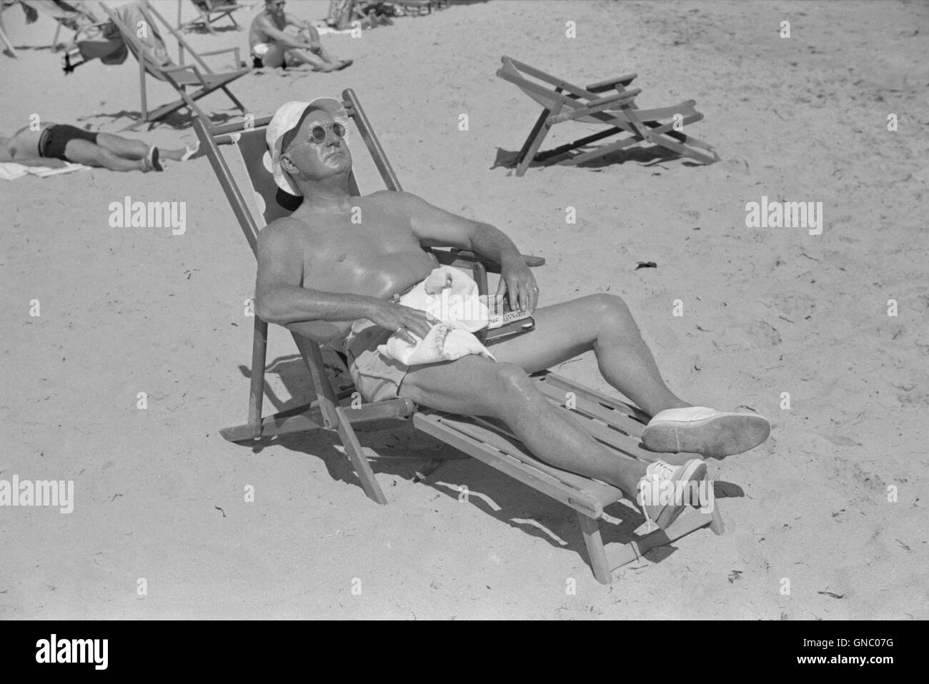 Man Sunbathing on Beach, Miami Beach, Floride, USA, Marion Post Wolcott pour Farm Security Administration, Mars 1939 Banque D'Images