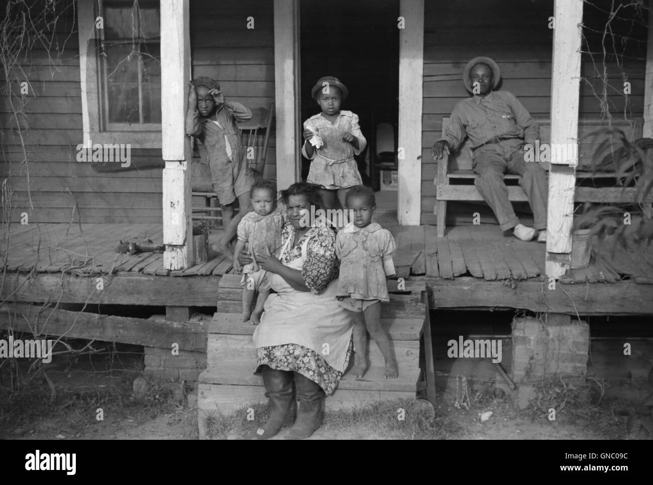Métayer et famille le porche, Marcella Plantation, Mileston, Mississippi, USA, Marion Post Wolcott pour Farm Security Administration, Octobre 1939 Banque D'Images
