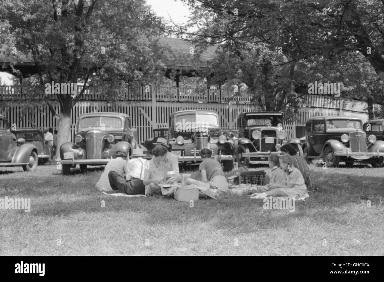 Groupe de personnes mangeant le déjeuner de pique-nique, comté de Shelby Horse Show et juste, Shelbyville, Kentucky, USA, Marion Post Wolcott pour Farm Security Administration, Août 1940 Banque D'Images