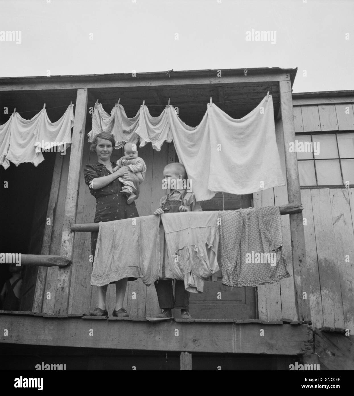 L'épouse et les enfants mineurs sur le porche, Pursglove, West Virginia, USA, Marion Post Wolcott pour Farm Security Administration, Septembre 1938 Banque D'Images