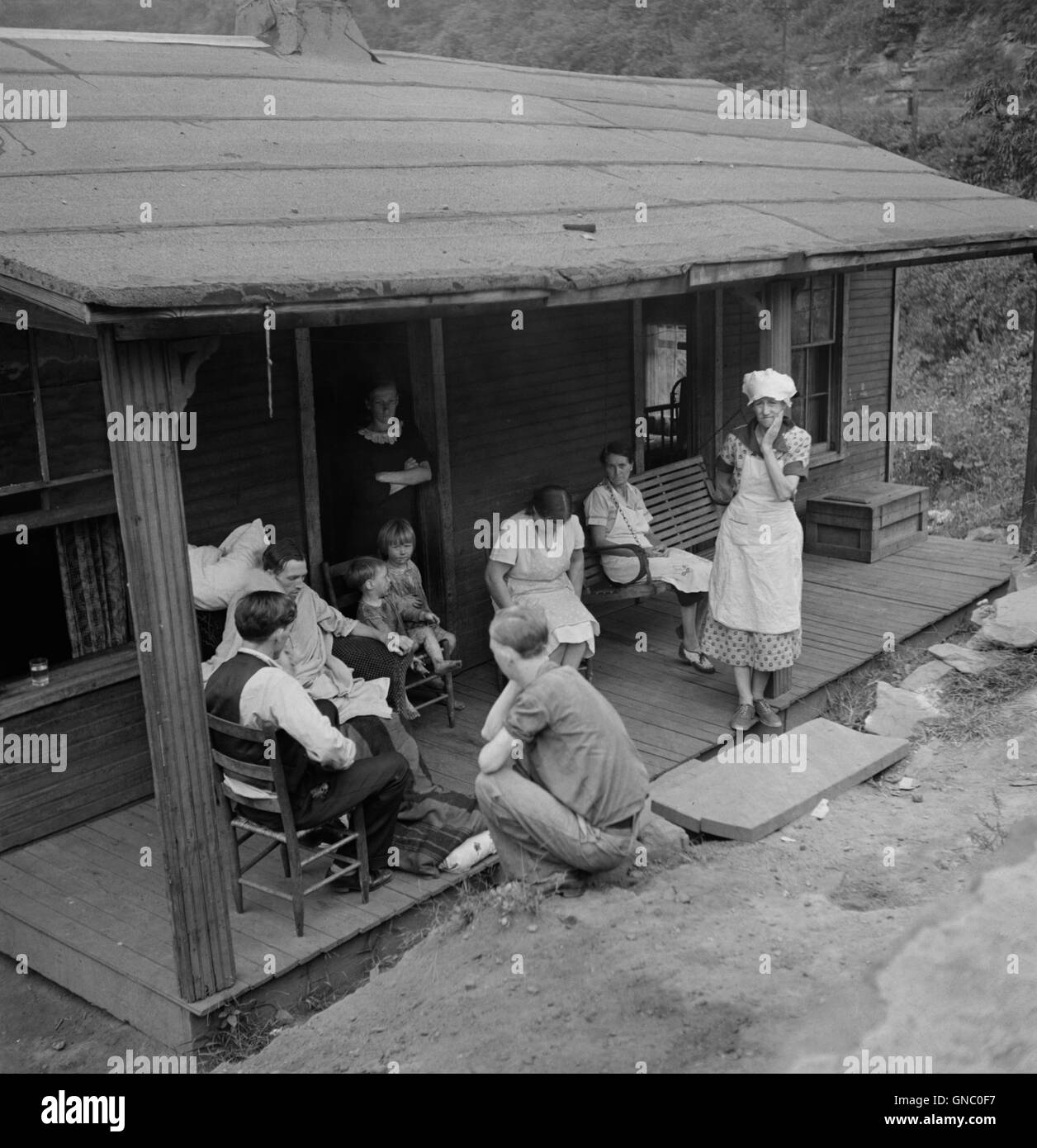 Famille de l'homme atteinte de tuberculose Rassemblement sur Porche d'accueil, Marine, West Virginia, USA, Marion Post Wolcott pour Farm Security Administration, Septembre 1938 Banque D'Images