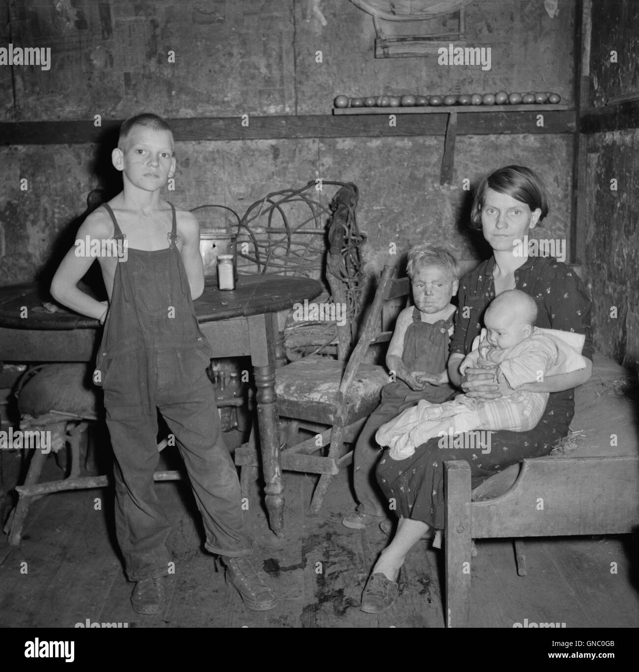 La femme de mineur de charbon et trois de leurs enfants à la maison, Pursglove, West Virginia, USA, Marion Post Wolcott pour Farm Security Administration, Septembre 1938 Banque D'Images