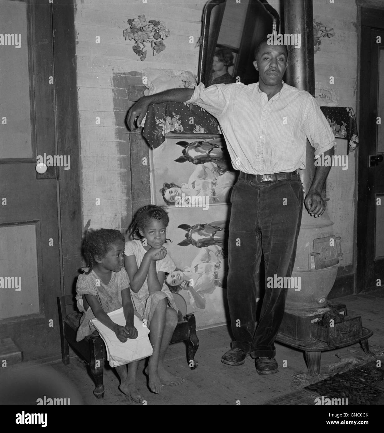 Mineur de charbon avec deux de ses sept enfants à la maison, Chaplin, West Virginia, USA, Marion Post Wolcott pour Farm Security Administration, Septembre 1938 Banque D'Images