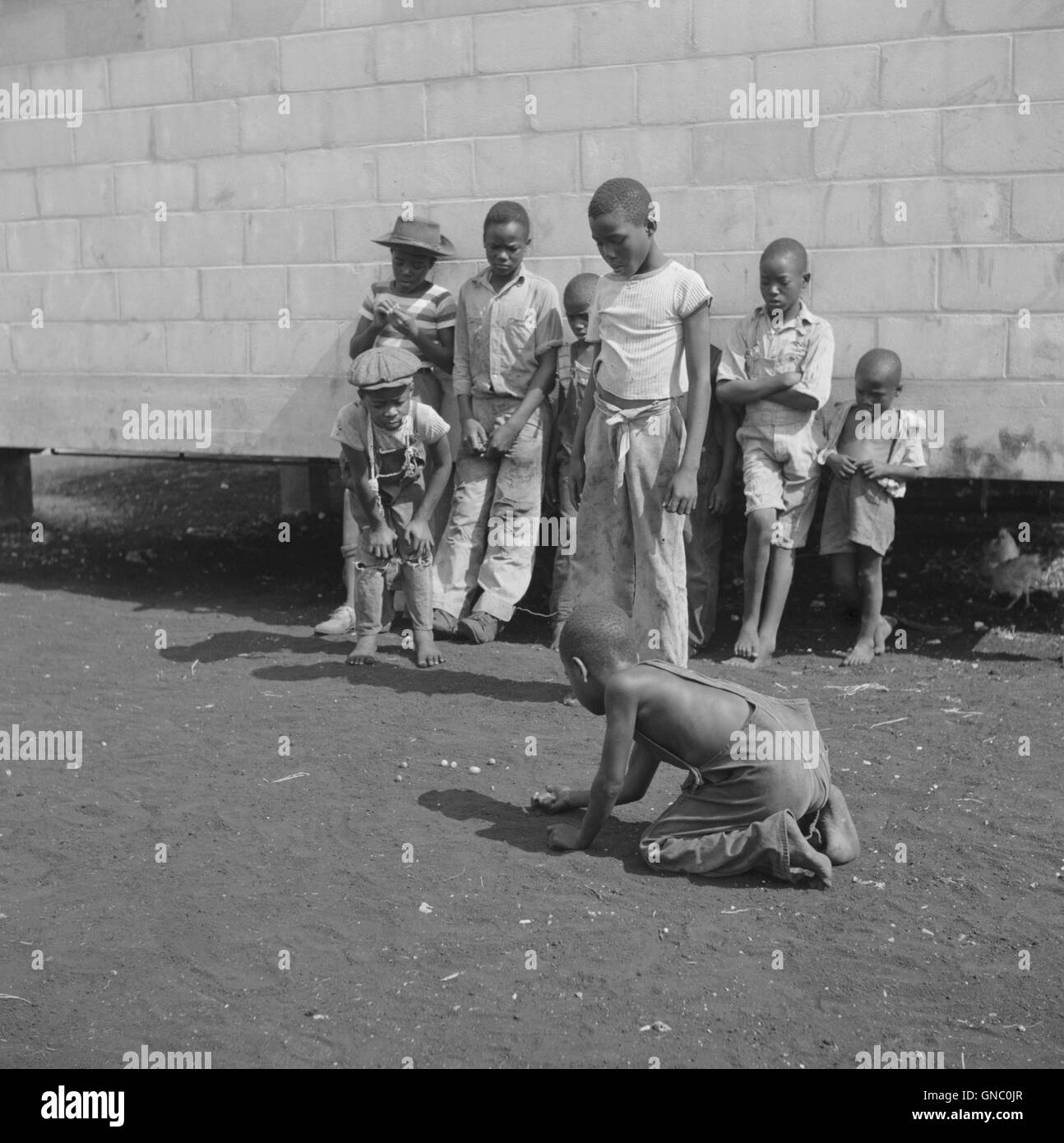 Enfants jouant aux billes, Camp de travail migrateurs Okeechobee, Belle Glade, Florida, USA, Marion Post Wolcott pour Farm Security Administration, juin 1940 Banque D'Images