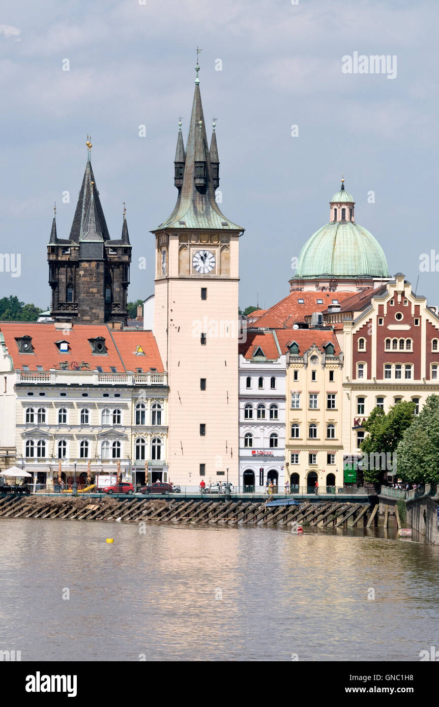 Toits de Prague sur la rivière Vltava à Prague, République tchèque. Les tours sont de la Vieille