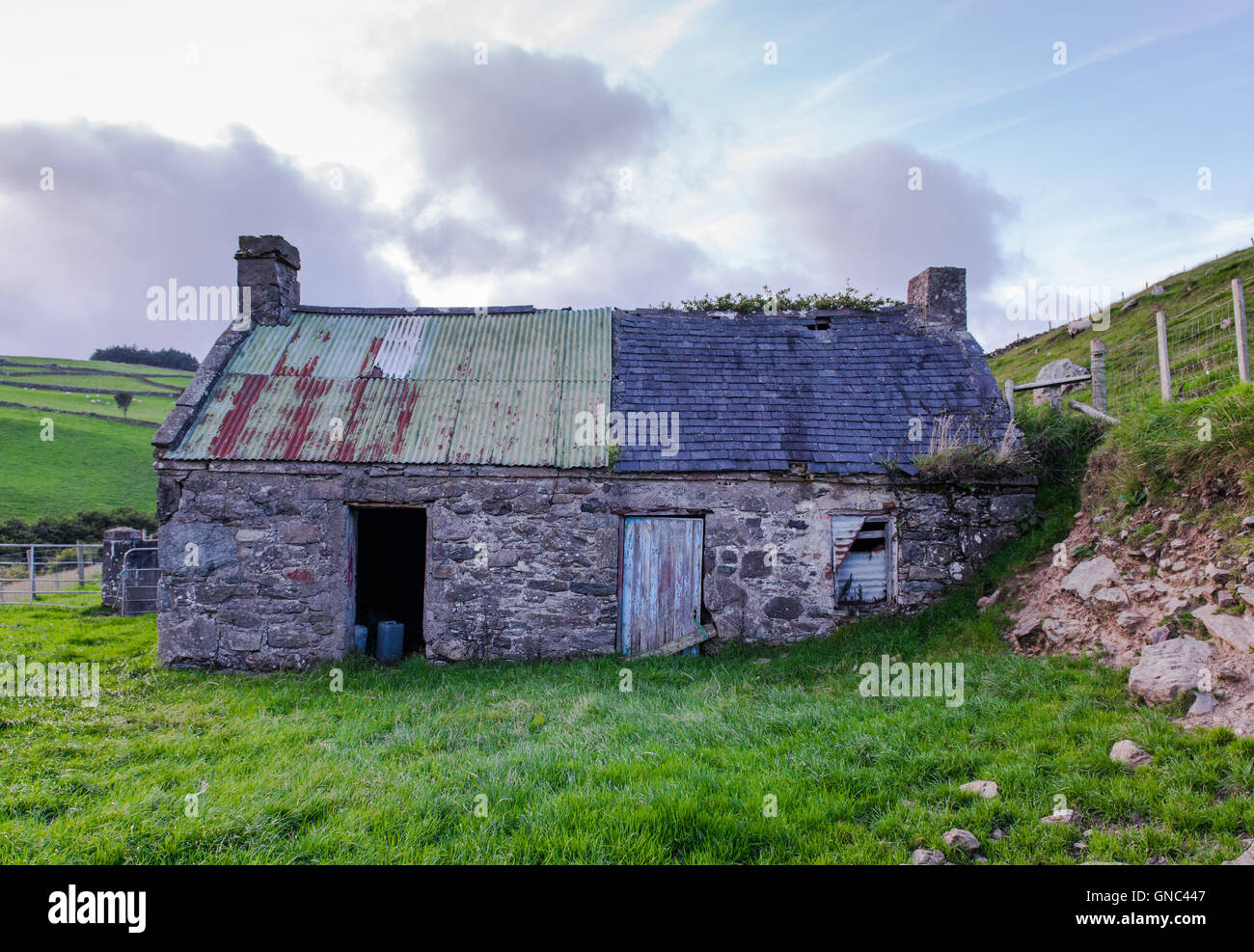 Une vieille maison sur une ferme près de Cushendall, maintenant utilisé pour le stockage. Banque D'Images