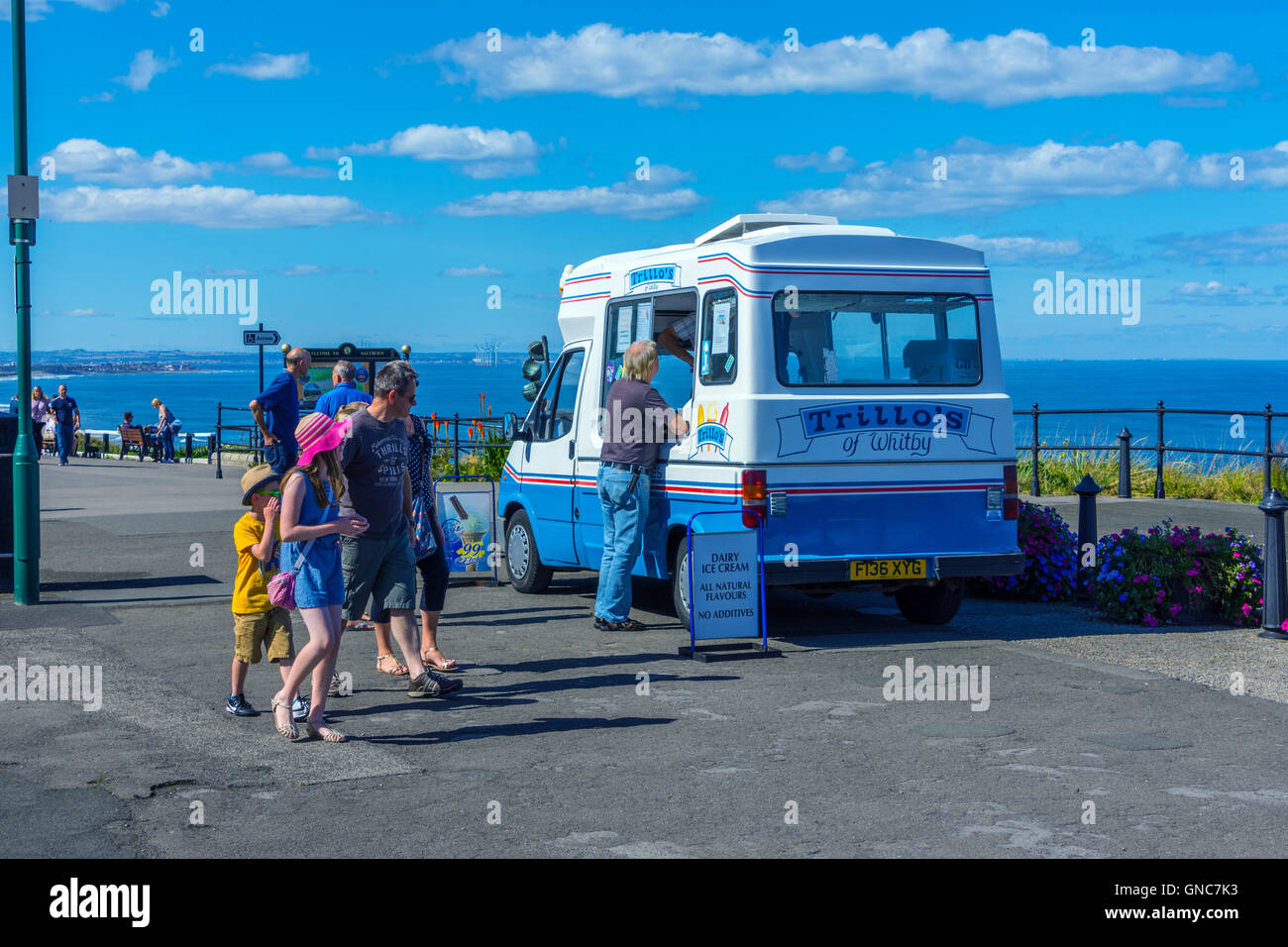 Trillo's de Whitby ice cream van au bord de la mer Banque D'Images