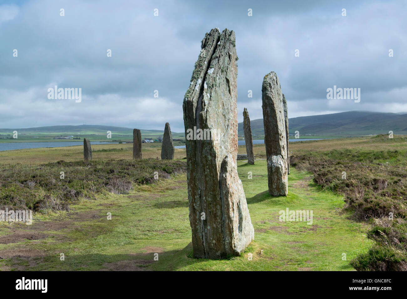 L'anneau de néolithique henge Shetlands et Stone Circle près de Stromness sur les îles Orcades, en Écosse. Banque D'Images