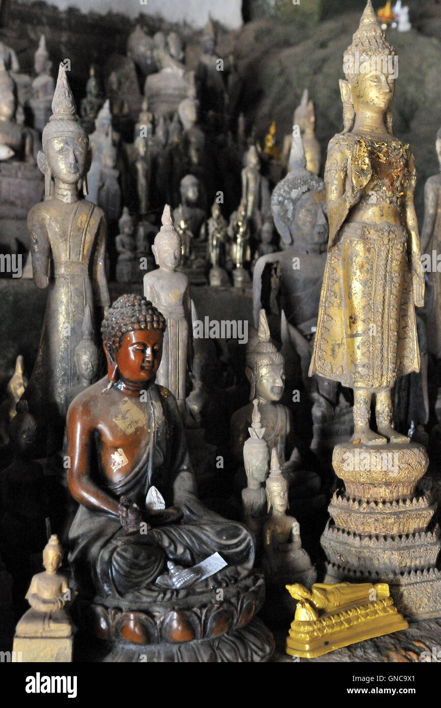 Grotte de Pak Ou, Statues de Bouddha Banque D'Images