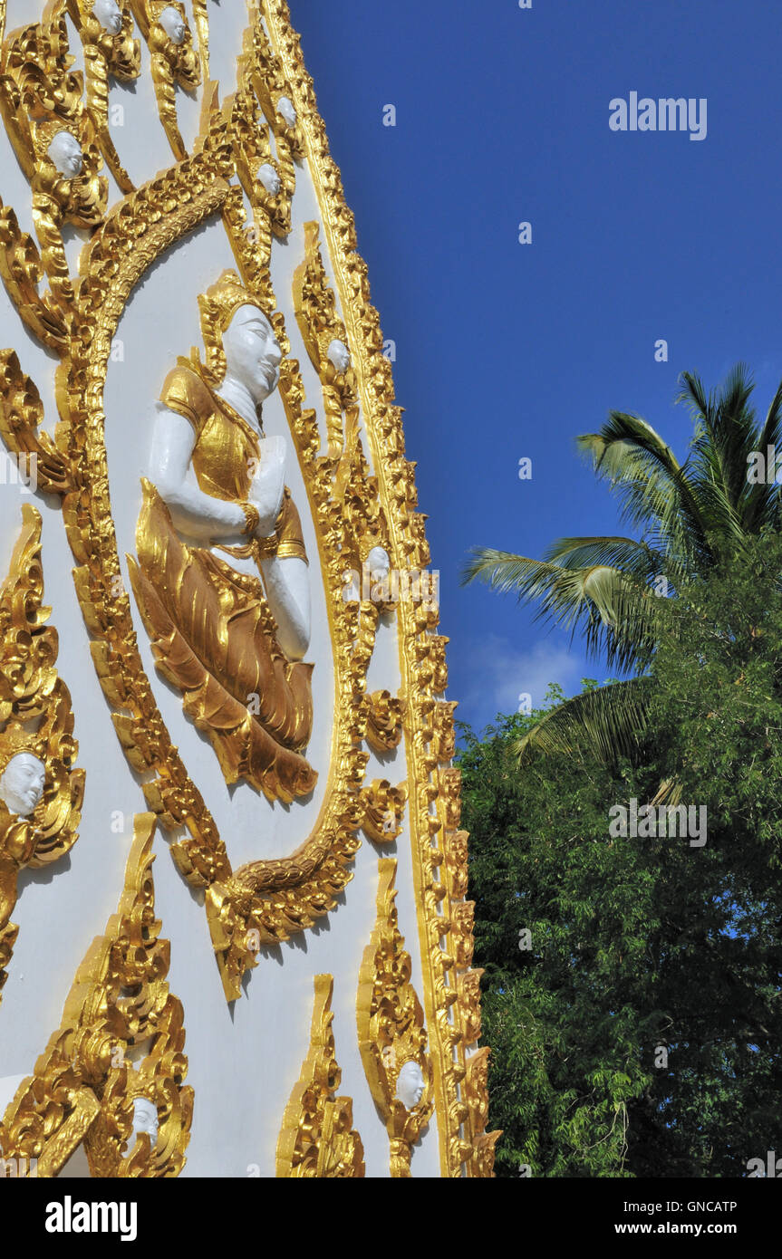 Ubon Ratchathany, Wat Phra That Nong Bua, Bouddha d'Or Banque D'Images