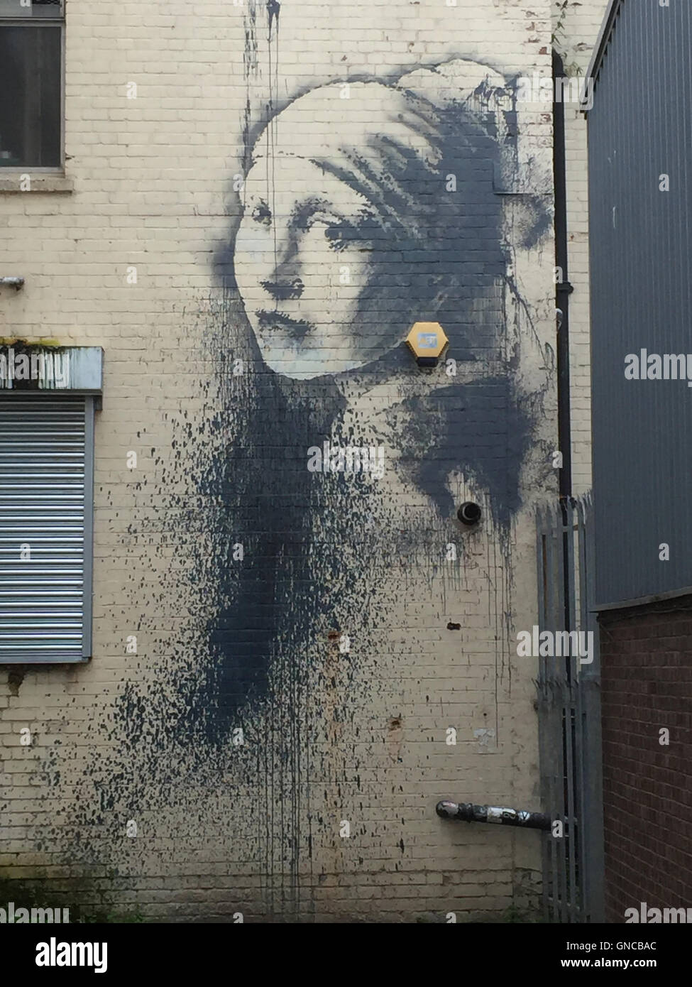 BANKSY art au pochoir sur un mur peint à Bristol docks en 2014 et montrant des signes d'usure en août 2016. Photo Tony Gale Banque D'Images