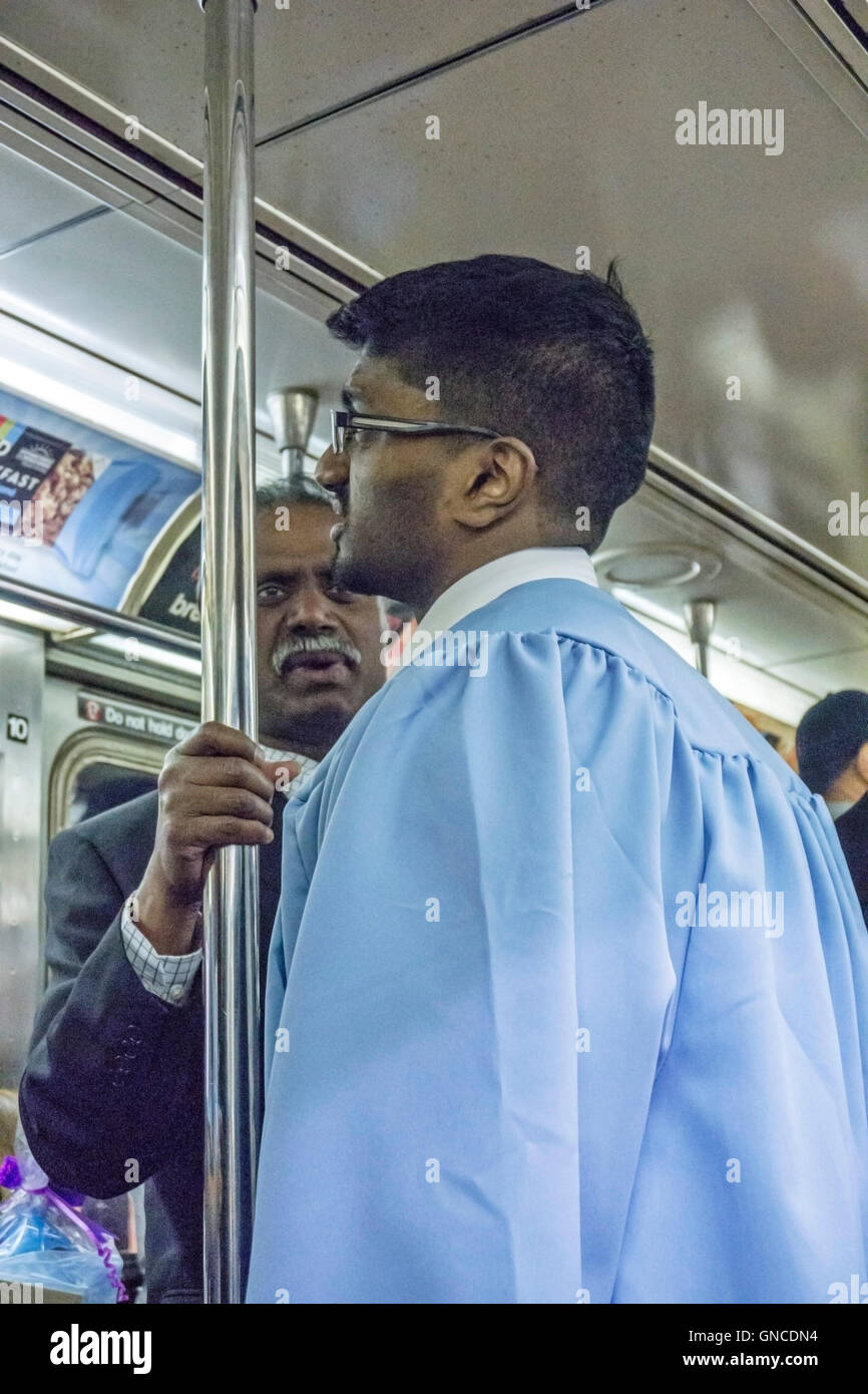 Beau jeune homme d'origine indienne à l'université de Columbia graduation gown sur uptown 6 pour former des conseils de son père Banque D'Images