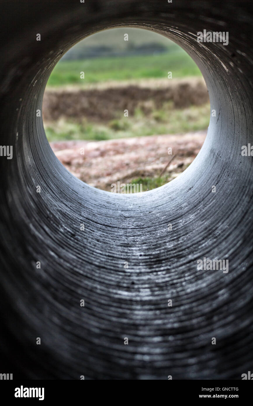À l'intermédiaire d'un ancien tunnel rond sur terrain agricole Banque D'Images