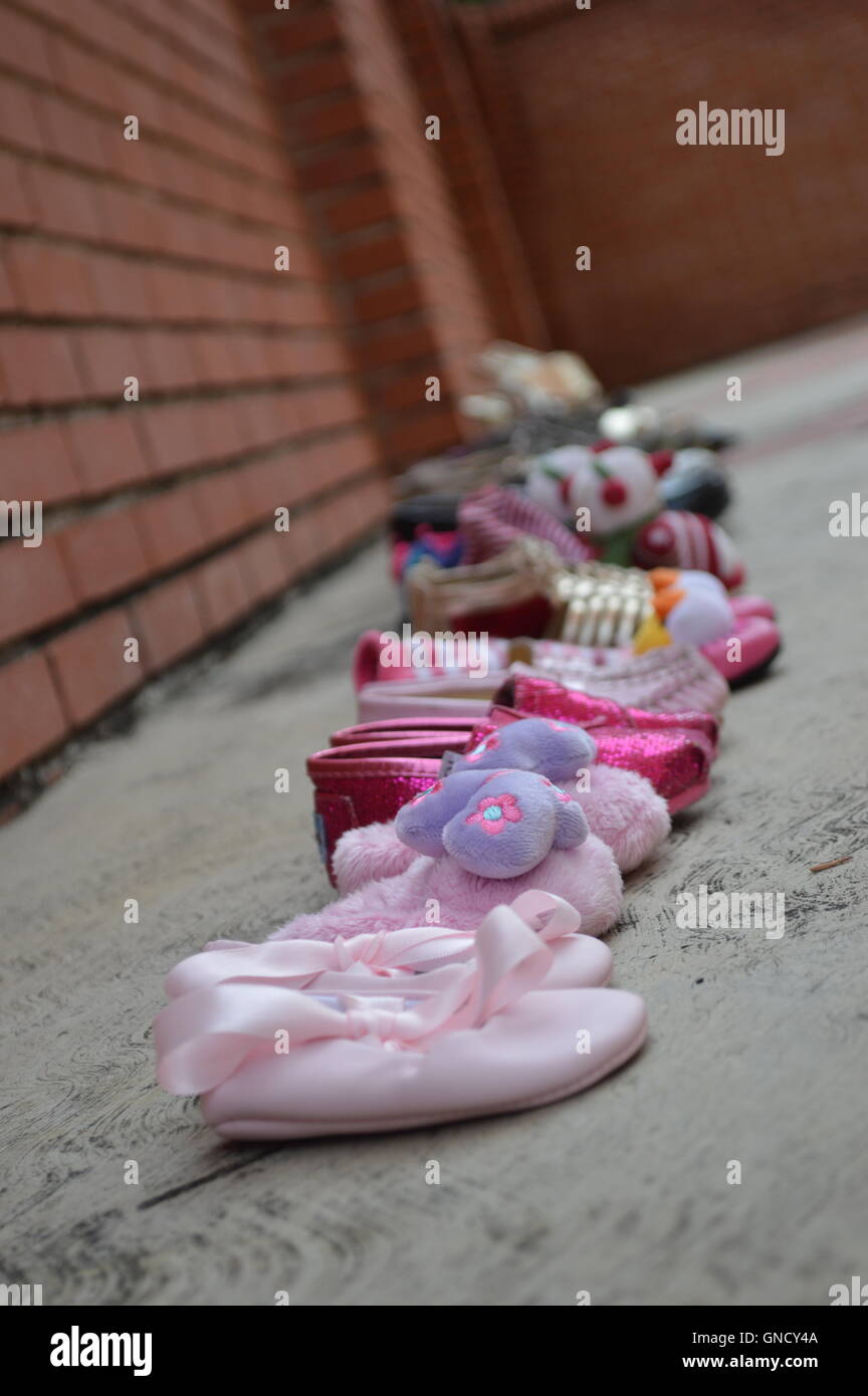 Le début de la vie à travers ses chaussures. Banque D'Images