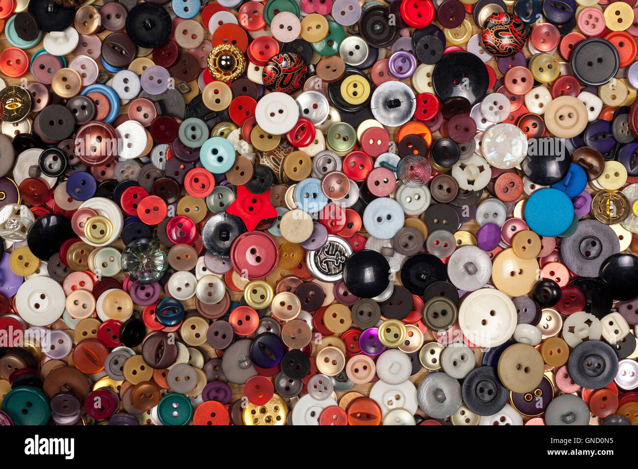 Arrière-plan coloredl Multi couverts dans hundreads de différents types de boutons Banque D'Images