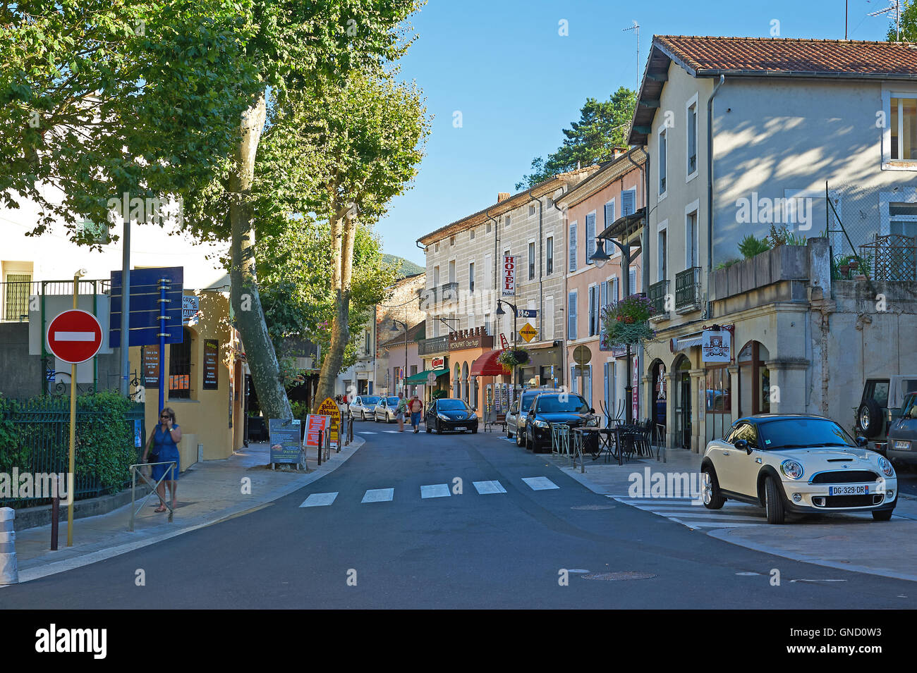 Scène de rue à Lamelu les Bains, une ancienne ville thermale dans le département de l'Hérault en France. Banque D'Images