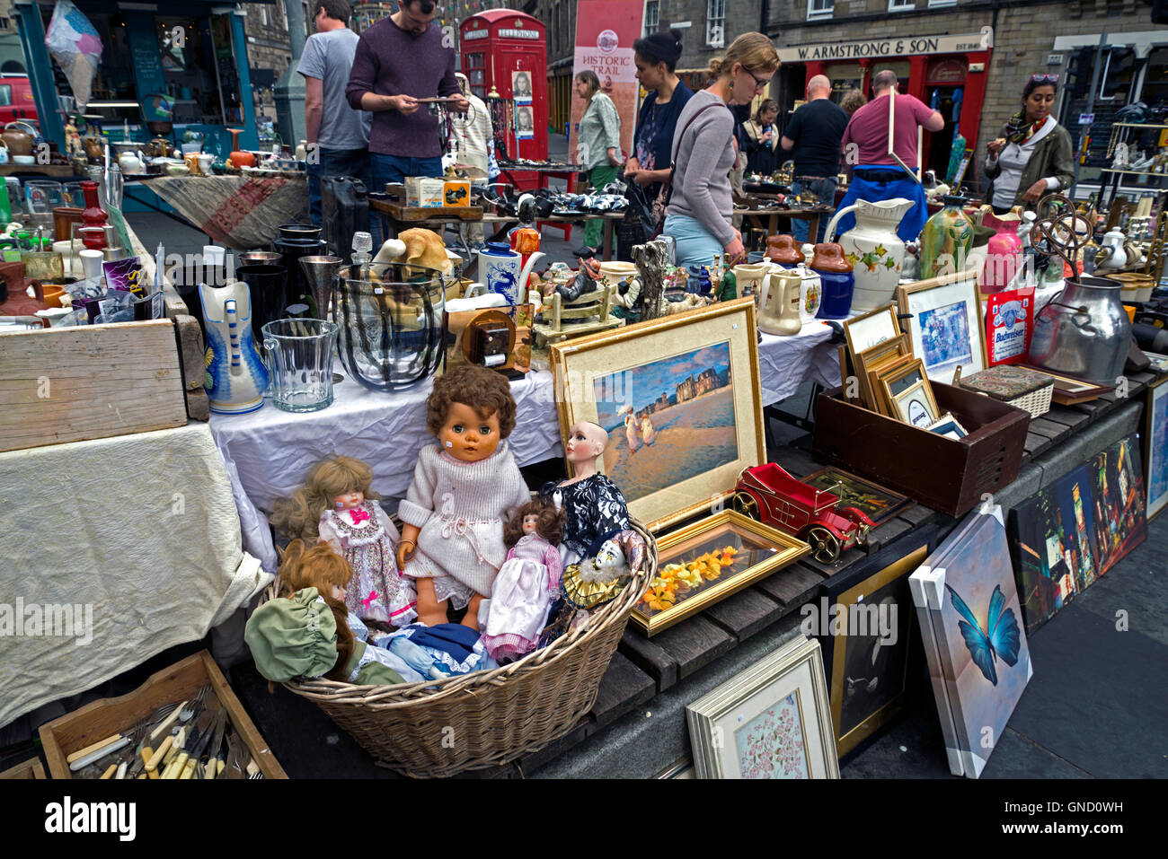 Cale pleine de bric à brac dans l'Assemblée Grassmarket juste à Édimbourg, Écosse, Royaume-Uni. Banque D'Images