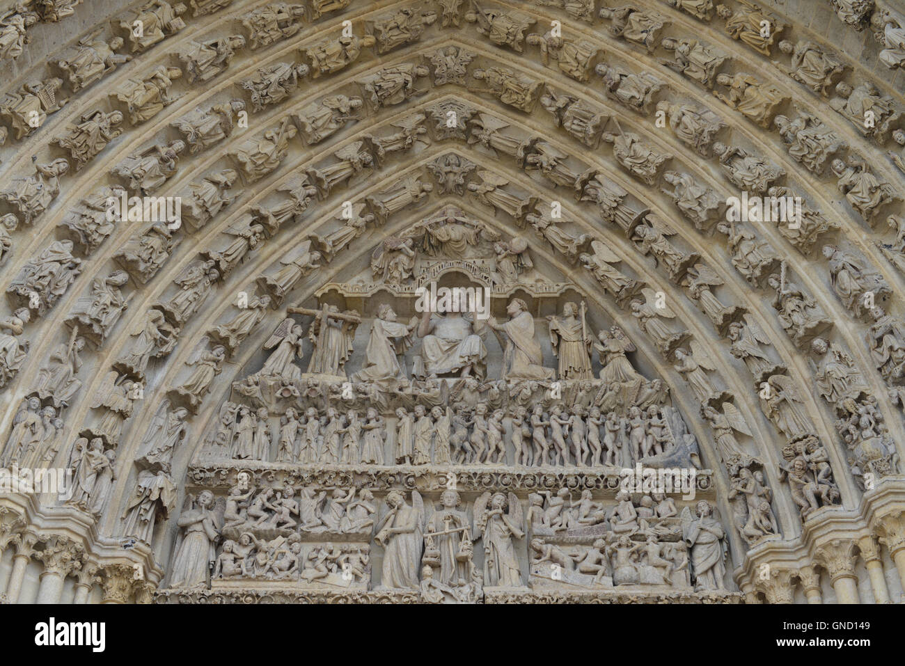 La Cathédrale d'Amiens, détail de porte avant. Notre Dame d'Amiens. Tympan du portail de l'ouest centrale. Banque D'Images