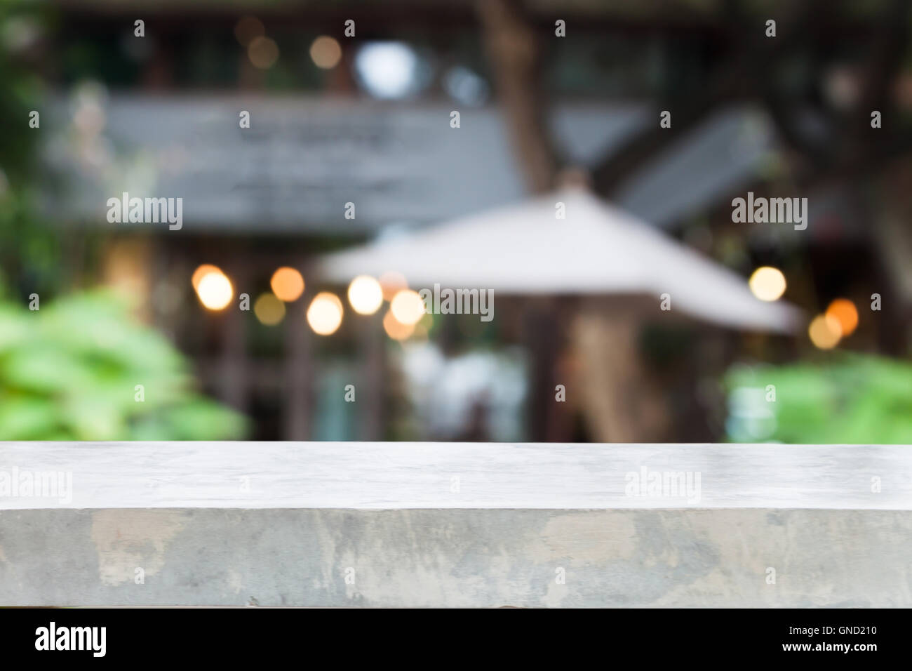 Table en béton avec cafe blurred abstract background Banque D'Images