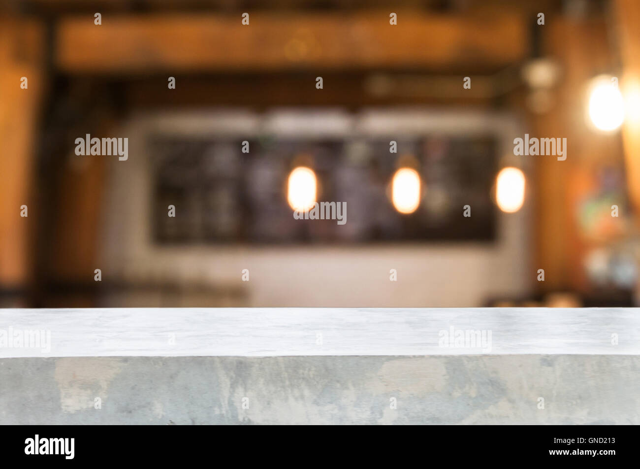 Table en béton avec café blurred abstract background Banque D'Images