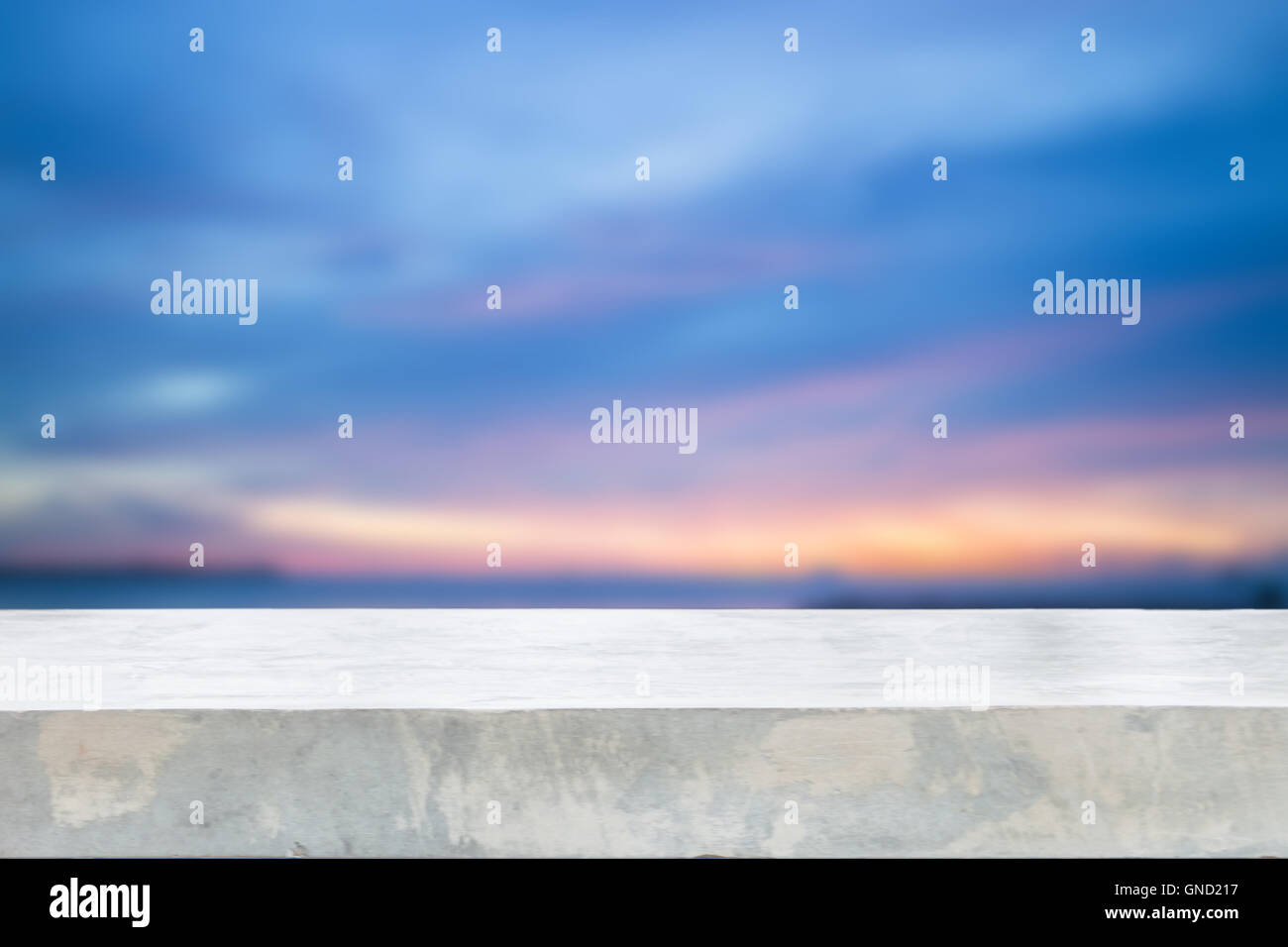 Table en béton avec coucher de soleil abstrait, stock photo Banque D'Images