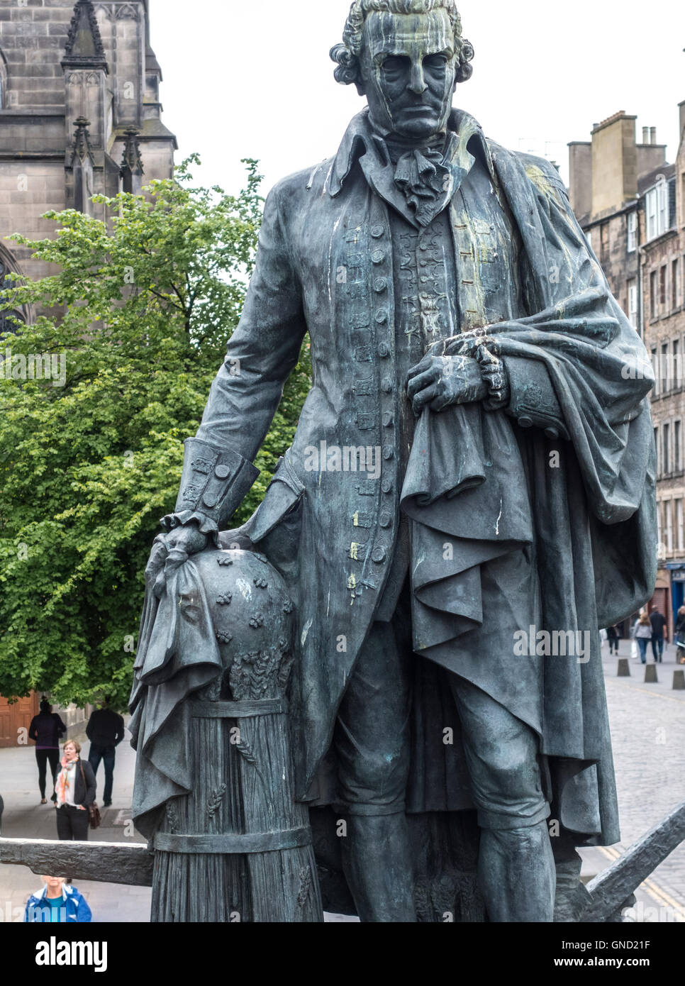 Statue d'Adam Smith, philosophe et économiste écossais, sur le Royal Mile à Édimbourg en Écosse. Banque D'Images