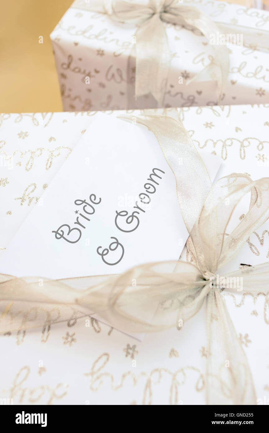 Boîte-cadeau avec ribbon bow pour mariage, selective focus. Banque D'Images