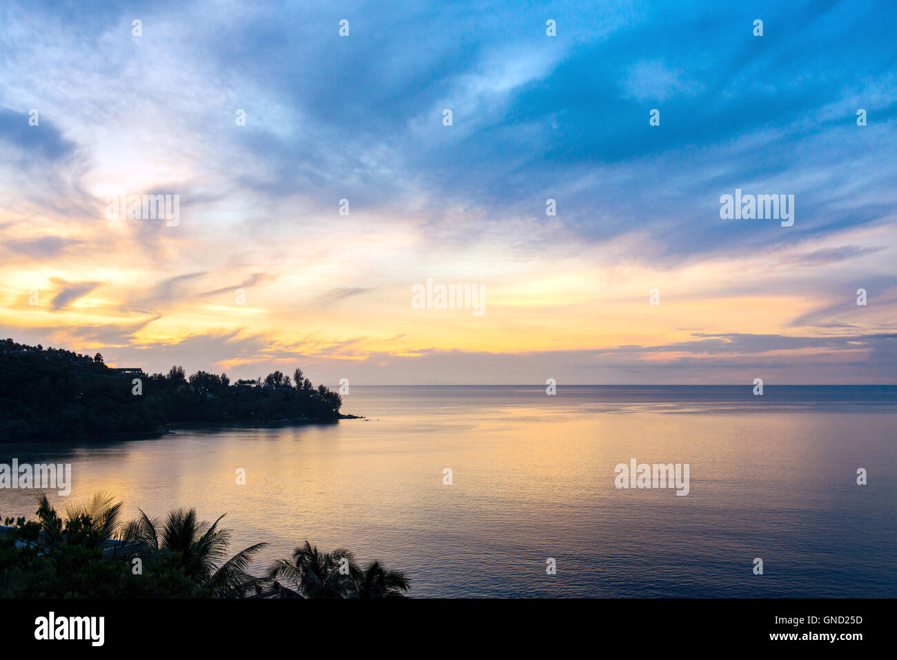 Coucher du soleil sur la mer et Silhouette Banque D'Images