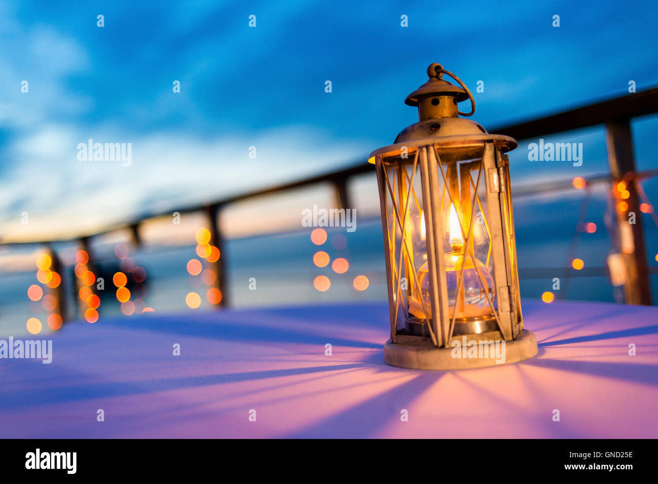 Lanterne sur table au ciel crépusculaire, selective focus. Banque D'Images