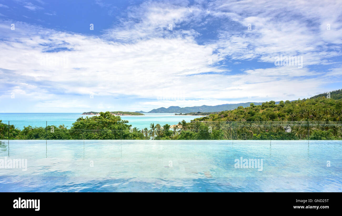 Beau paysage de piscine à débordement. Banque D'Images