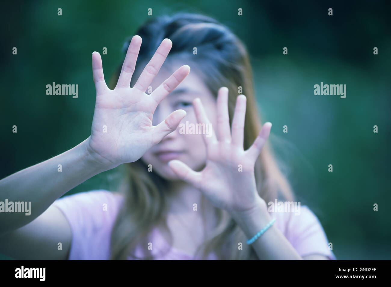 Les femmes asiatiques montrant arrêter geste de la main, main focus Banque D'Images