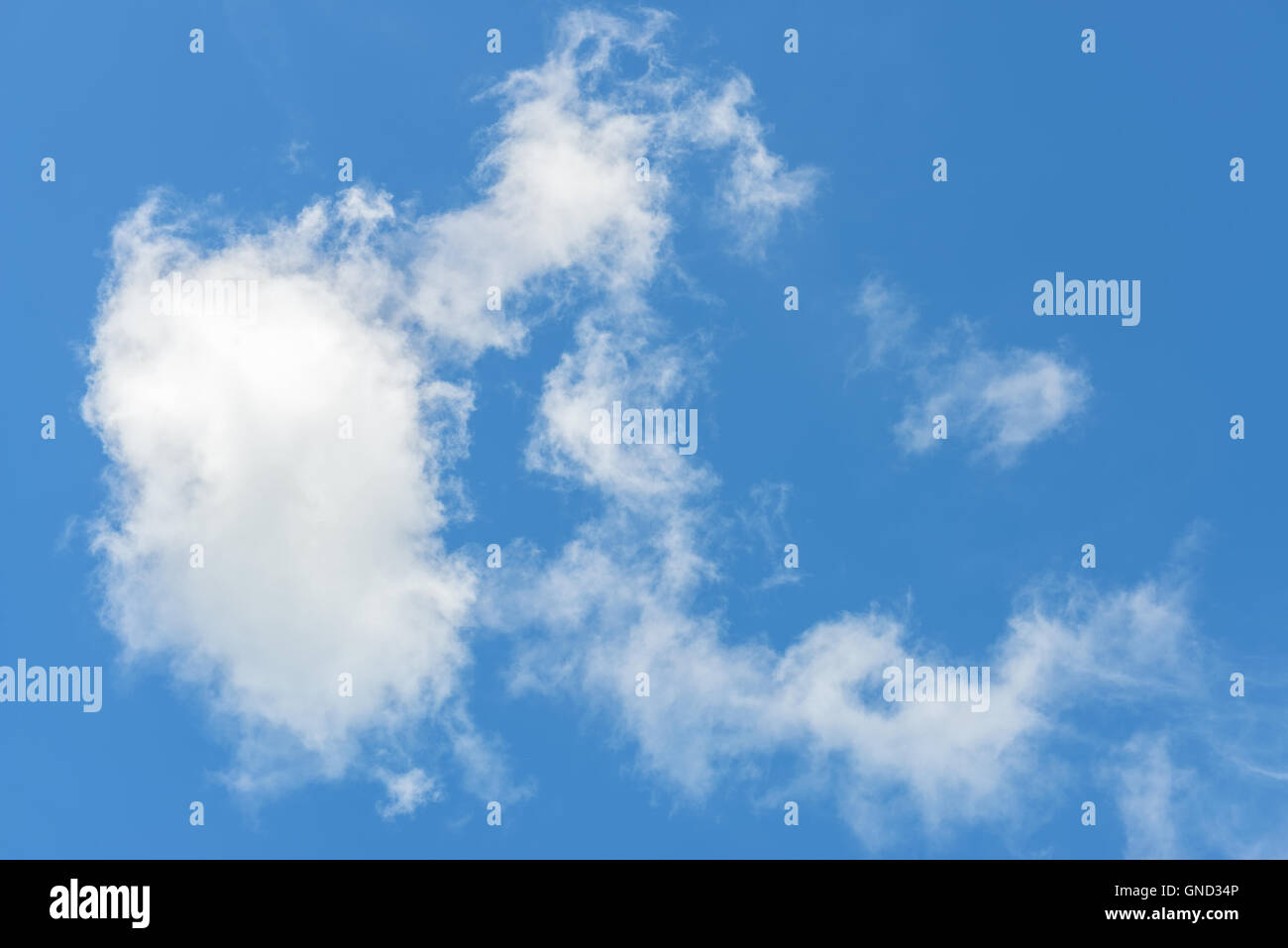 Beau ciel bleu avec des nuages blancs Banque D'Images