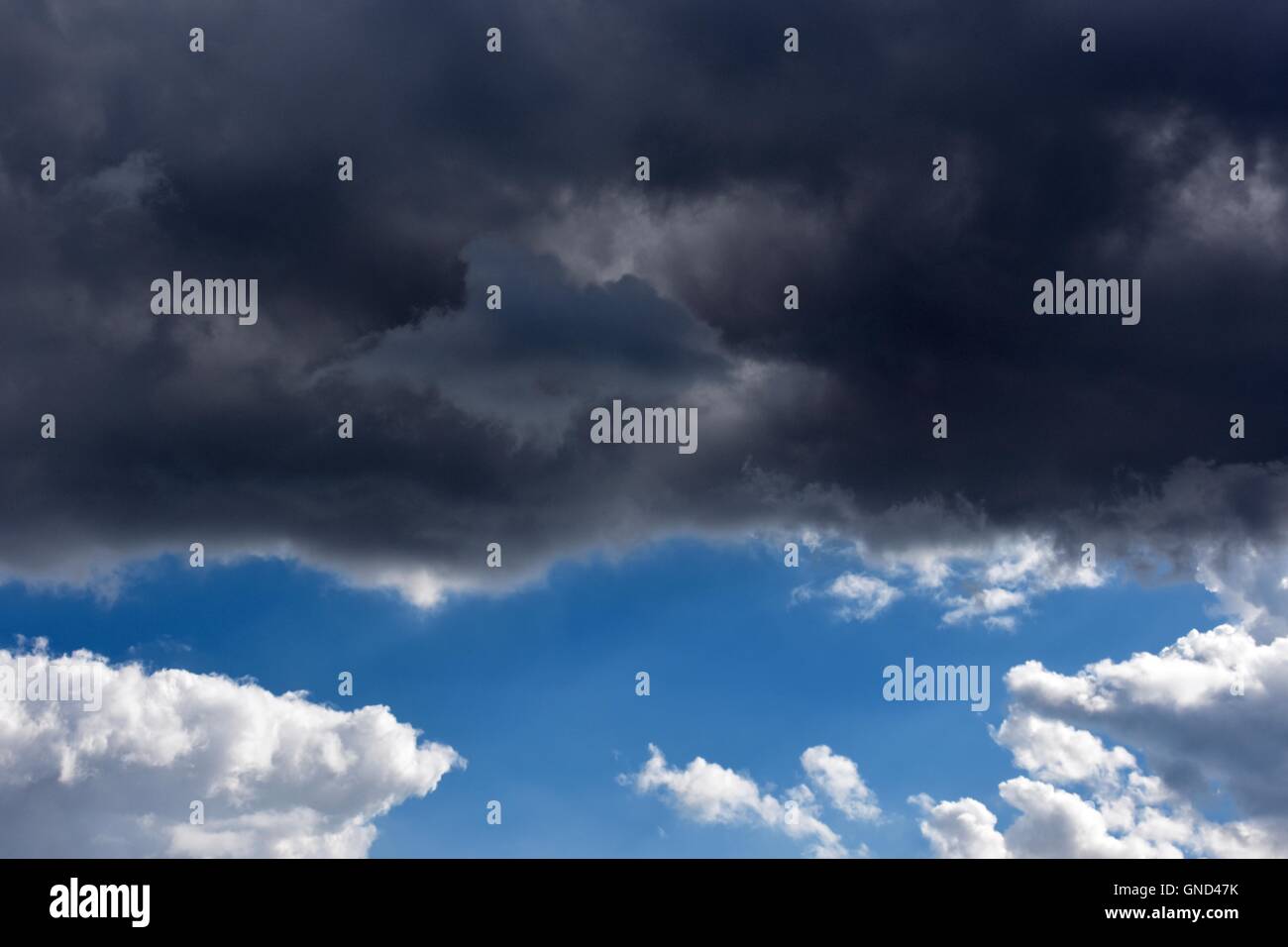 Nuages lourds Banque D'Images