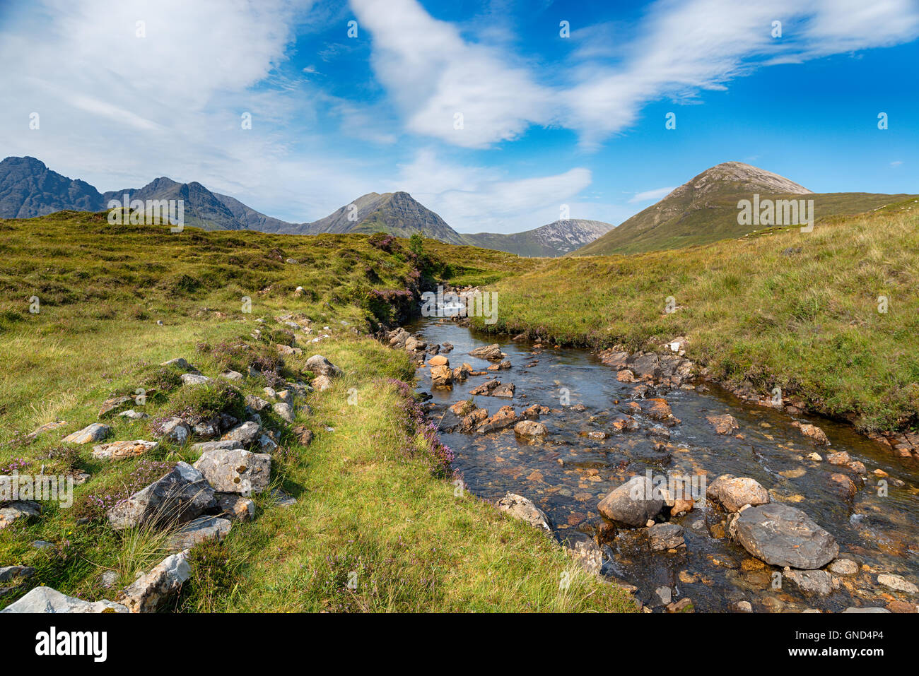 Un ruisseau de montagne à Torrin sur l'île de Skye en Ecosse Banque D'Images