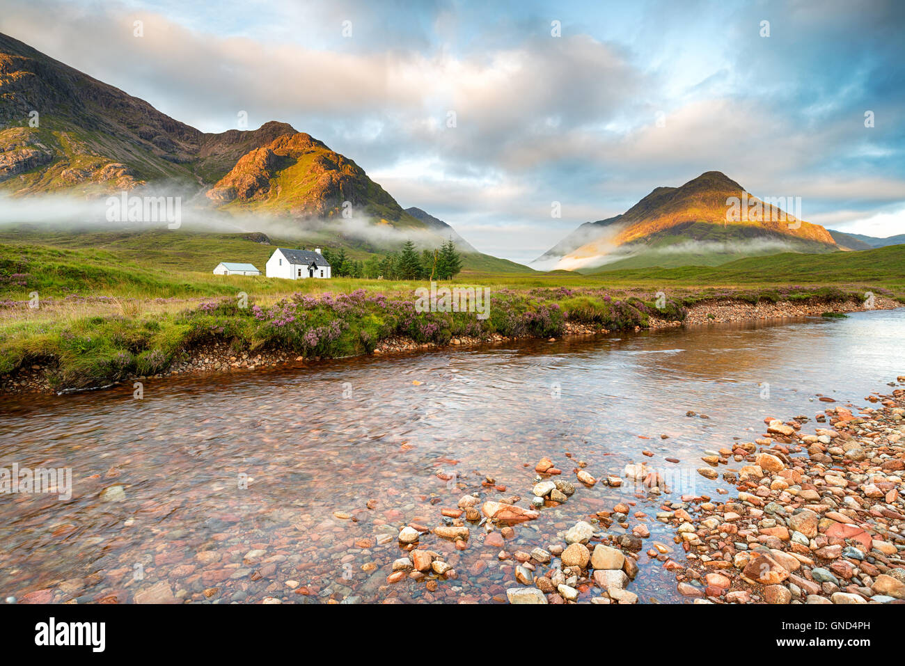 Soleil du matin allume les sommets de montagne à Glencoe dans les Highlands écossais Banque D'Images