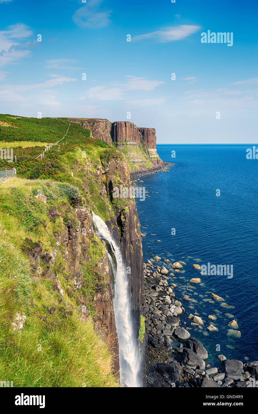Mealt Falls sur l'île de Skye où l'eau du Loch Mealt plonge sur des falaises abruptes dans le son de Raasay Banque D'Images