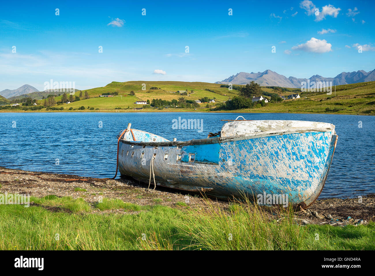 Un vieux bateau de pêche abandonnés sur les rives du Loch Harport sur l'île de Skye en Ecosse Banque D'Images