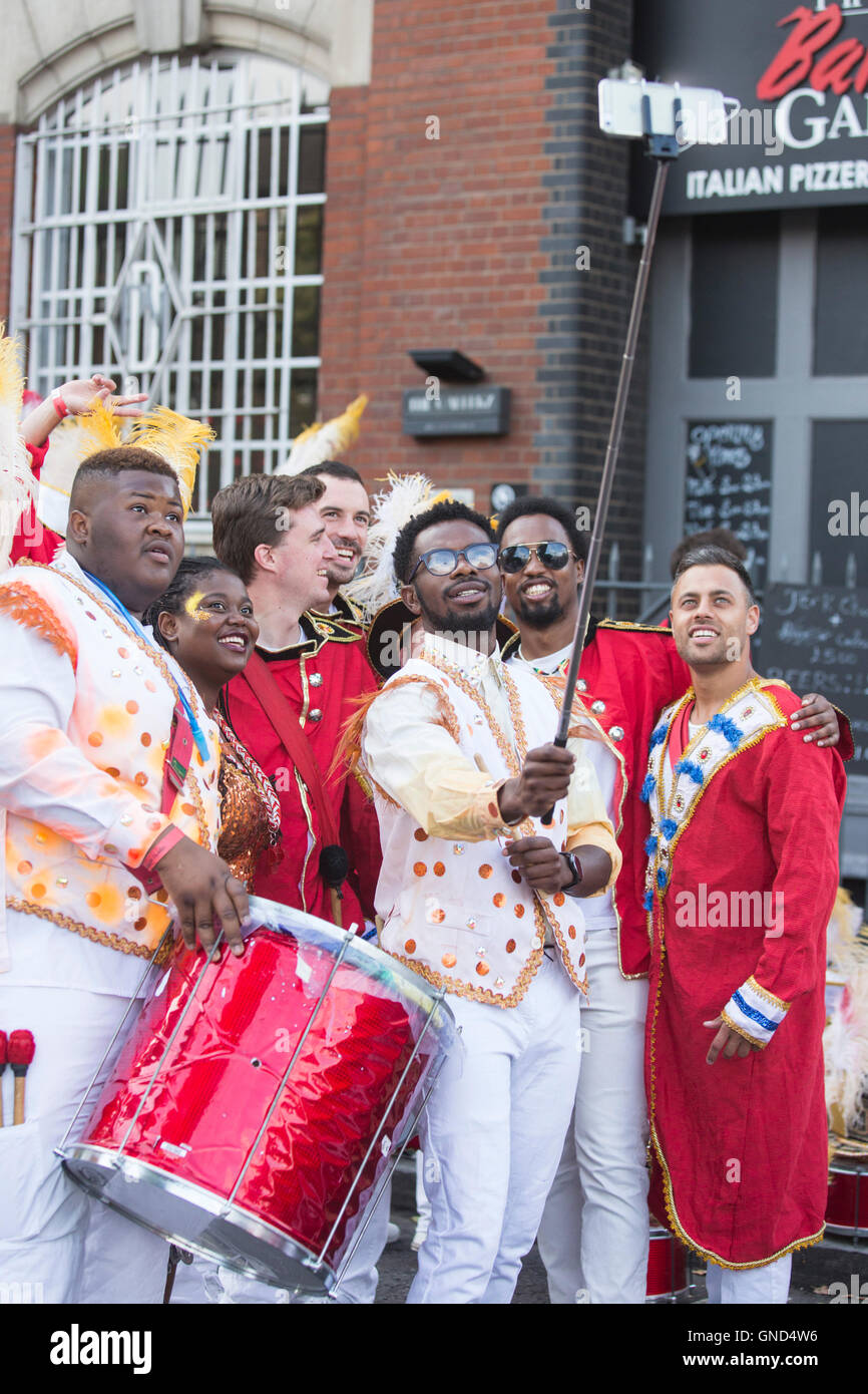 Temps selfies avant la parade, l'école de samba Paraiso à Notting Hill Carnival Banque D'Images