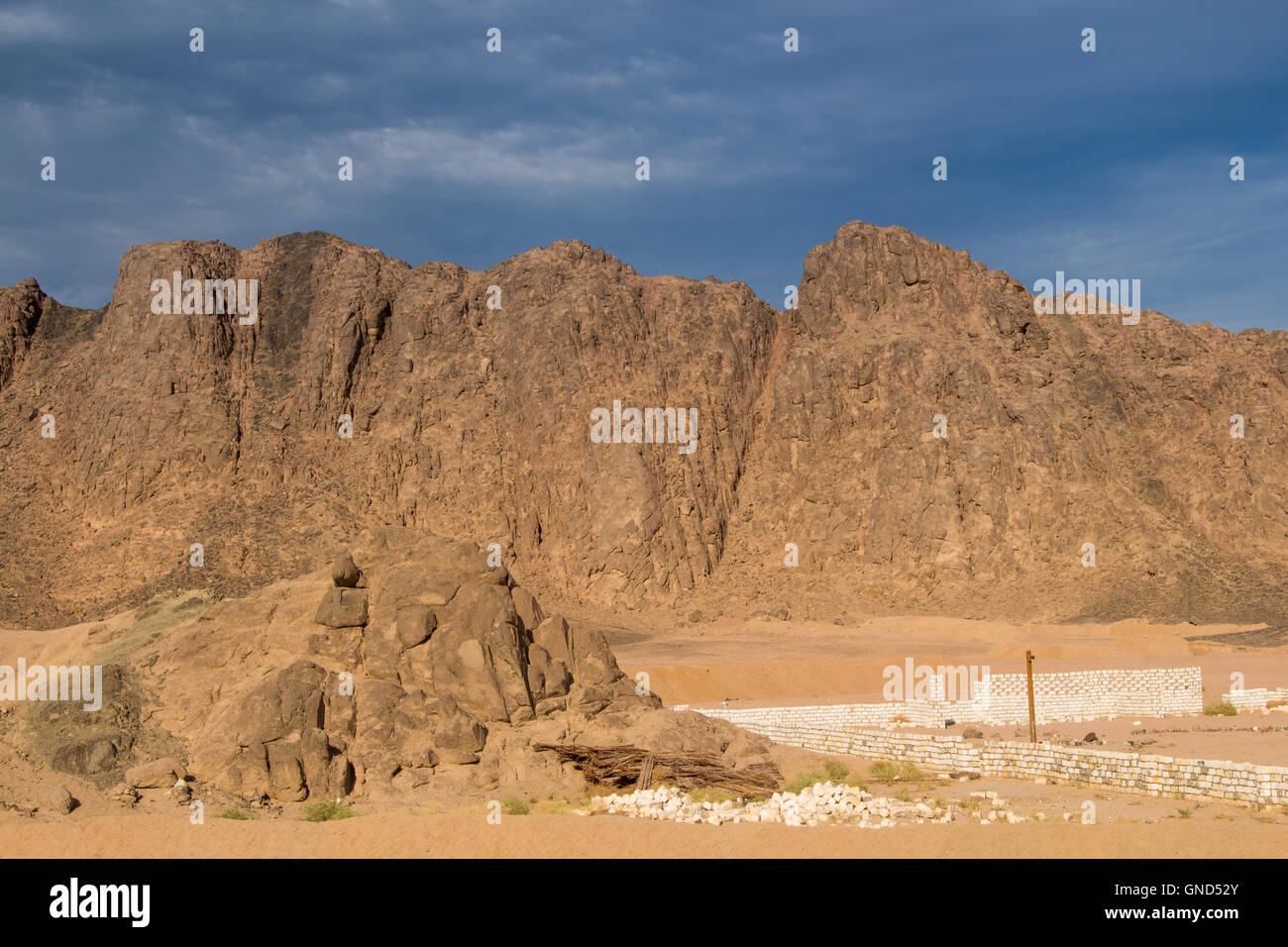 Heure d'or dans les montagnes sur le désert en Égypte. Plus tard, après-midi sombre ciel bleu avec quelques nuages. Banque D'Images