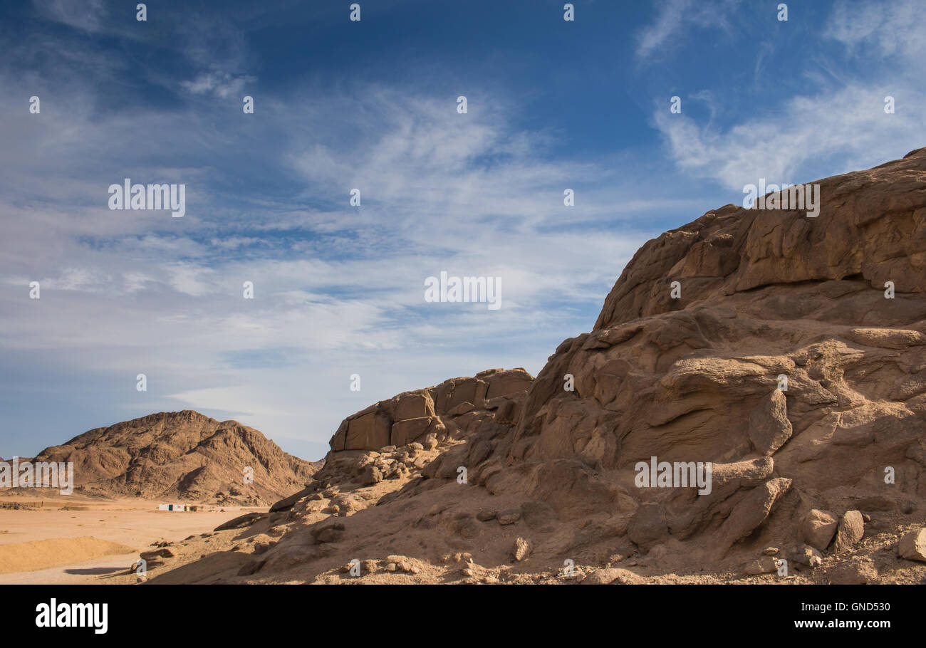 Bords arrondis des montagnes dans le désert égyptien. Ciel nuageux. Banque D'Images