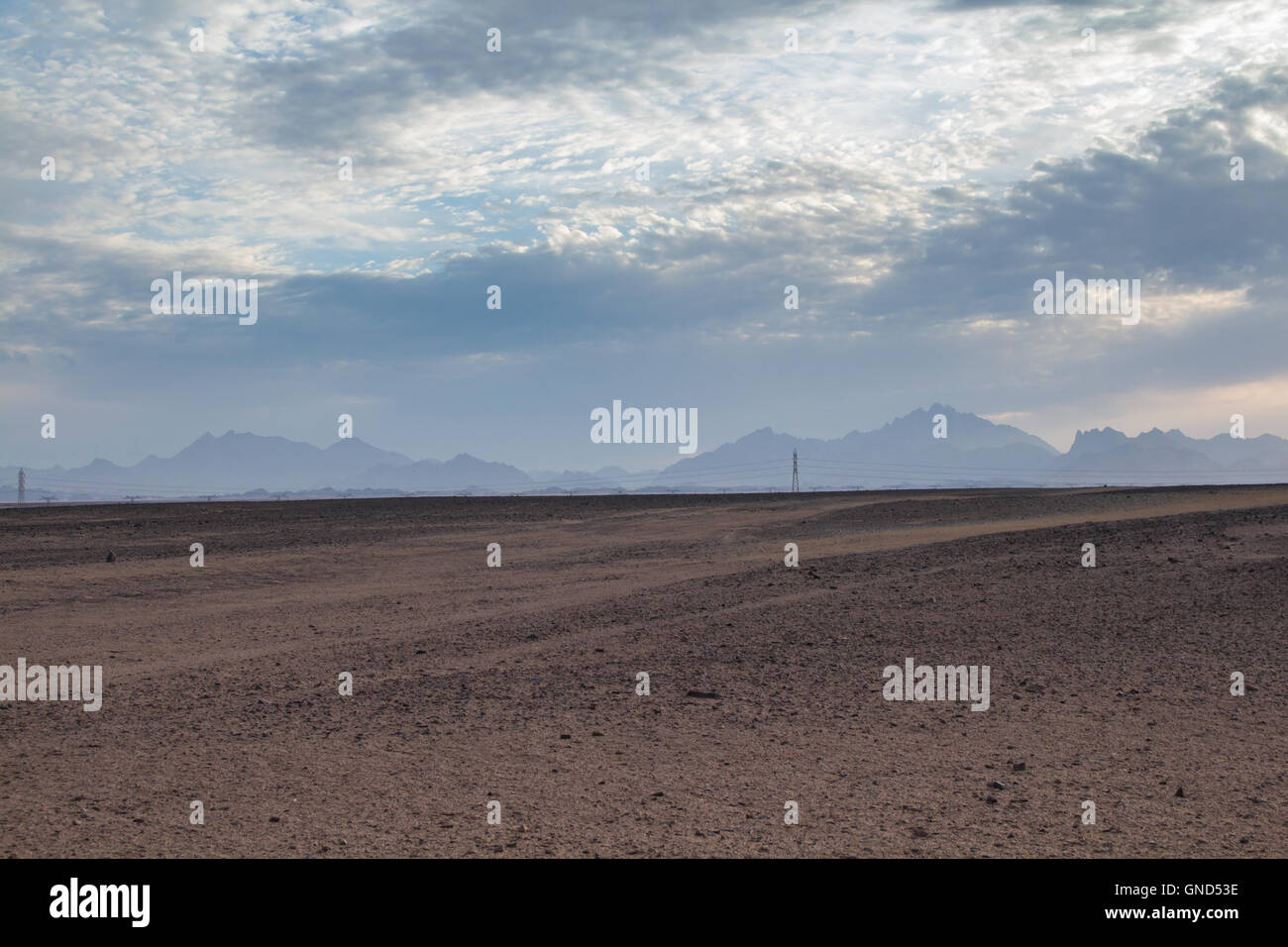Avion terrains sableux dans le désert en Égypte, à proximité de la côte et de la ville d'Hurghada. Ligne de montagnes en arrière-plan. C intense Banque D'Images