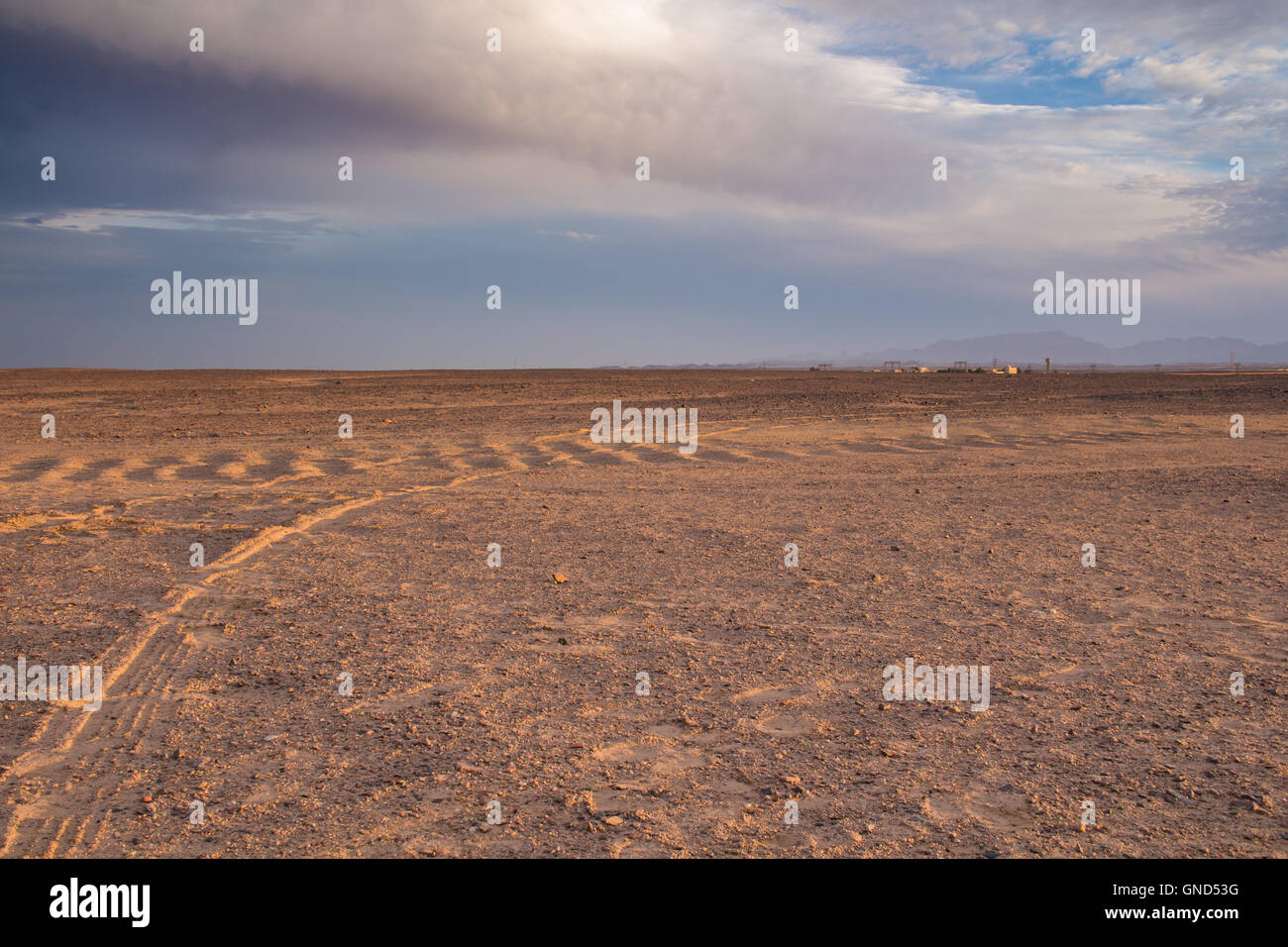 Avion terrains sableux dans le désert en Égypte, à proximité de la côte et de la ville d'Hurghada. Ligne de montagnes en arrière-plan. C intense Banque D'Images