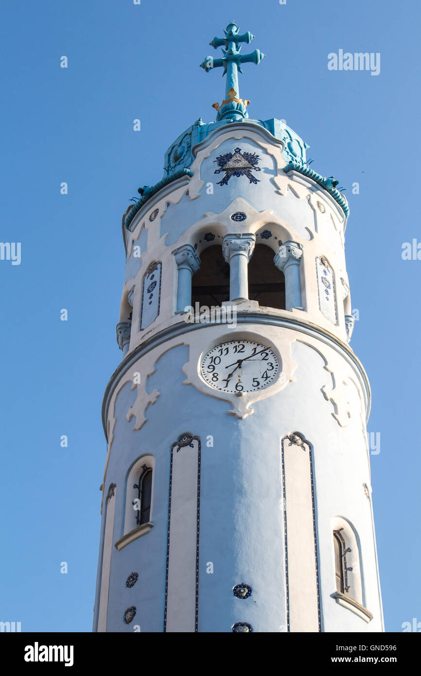 Style Art nouveau de l'Église bleue dans Bratislava. Ciel bleu correspondant. Banque D'Images