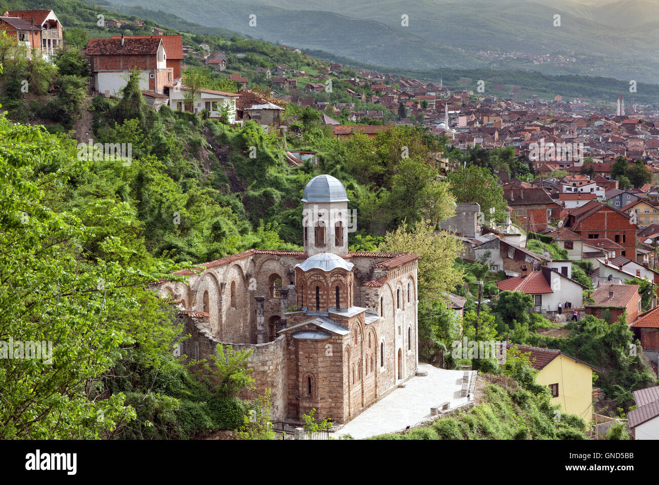 Ruines de l'église orthodoxe serbe à Prizren, Kosovo Banque D'Images
