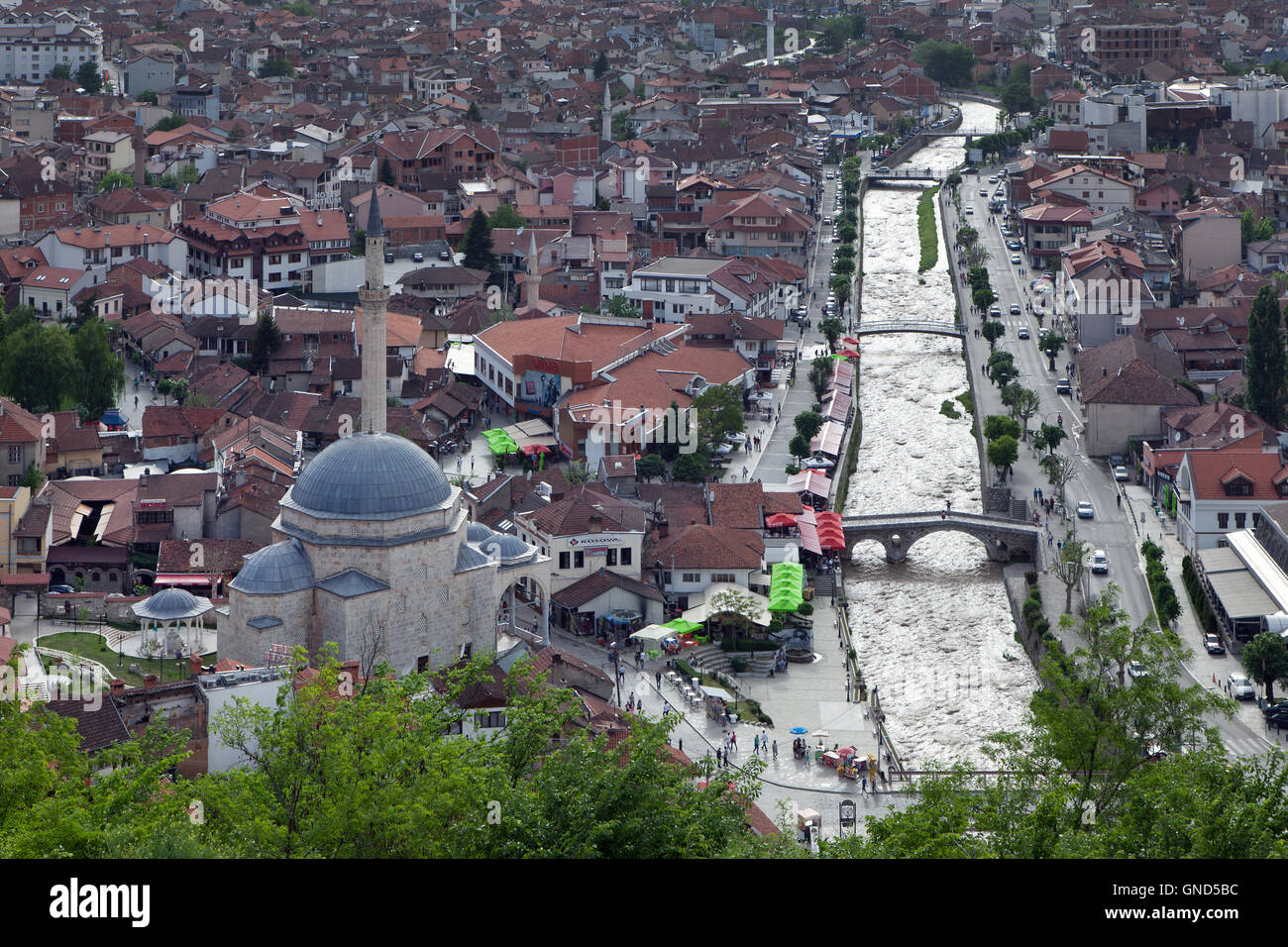 À Prizren, Kosovo - 6 mai 2015 : vue du haut de la ville historique de Prizren, deuxième plus grande ville du Kosovo Banque D'Images