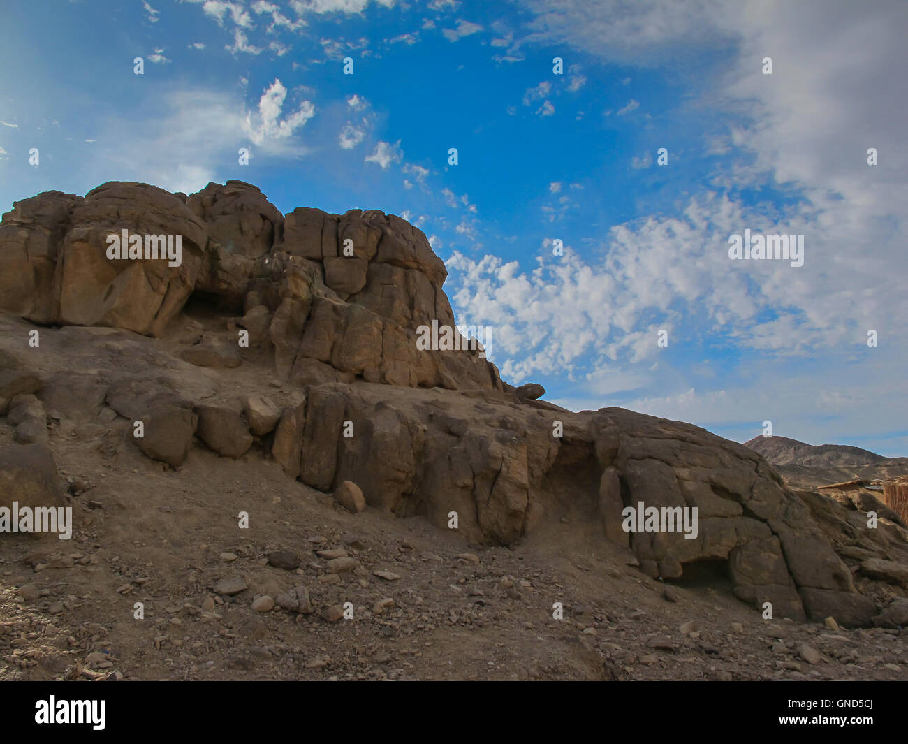 Bords arrondis des rochers dans le désert égyptien. Ciel bleu avec des nuages blancs intenses. Banque D'Images