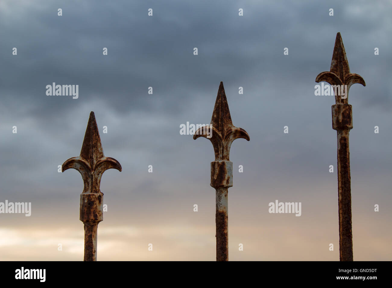 Tôt le matin, il y avait juste ciel nuageux, de couleur légèrement du lever du soleil et trois flèches direction ciel. Banque D'Images