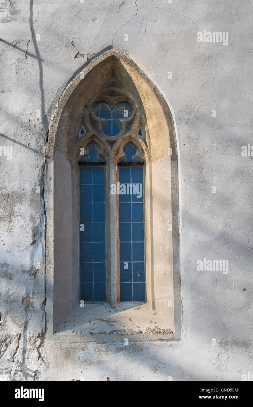 Fenêtre gothique original avec un bâti en pierre et un verre qui reflètent le ciel. Eglise de Saint Croix à Devin, Bratislava, Slovaquie. Banque D'Images